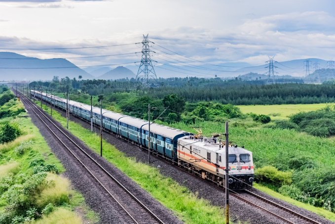 मध्य रेलवे त्योहारों के दौरान उत्तर भारत के विभिन्न गंतव्यों के लिए 1,700 से अधिक विशेष रेल गाडियों का संचालन कर रहा है