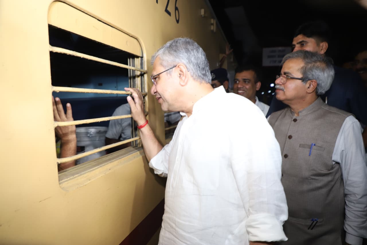 नई दिल्ली रेलवे स्टेशन पर निर्मित होल्डिंग एरिया यात्रियों के अनुभव में उल्लेखनीय सुधार ला रहा है: केंद्रीय रेल मंत्री अश्विनी वैष्णव