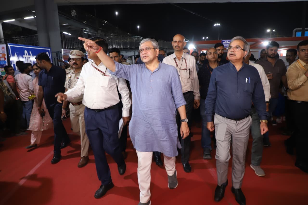 রেলমন্ত্রী অশ্বিনী বৈষ্ণব আনন্দ বিহার রেলস্টেশনের কাজকর্ম ও ব্যবস্থাপনা খতিয়ে দেখতে হঠাৎই সেখানে উপস্থিত হন।