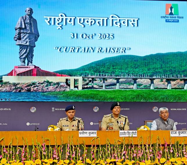 বিএসএফ-এর মহানির্দেশক দলজিৎ সিং চৌধুরী বলেছেন, এ বছর জাতীয় একতা দিবসের উৎসব হবে অত্যন্ত জাকজমকপূর্ণ