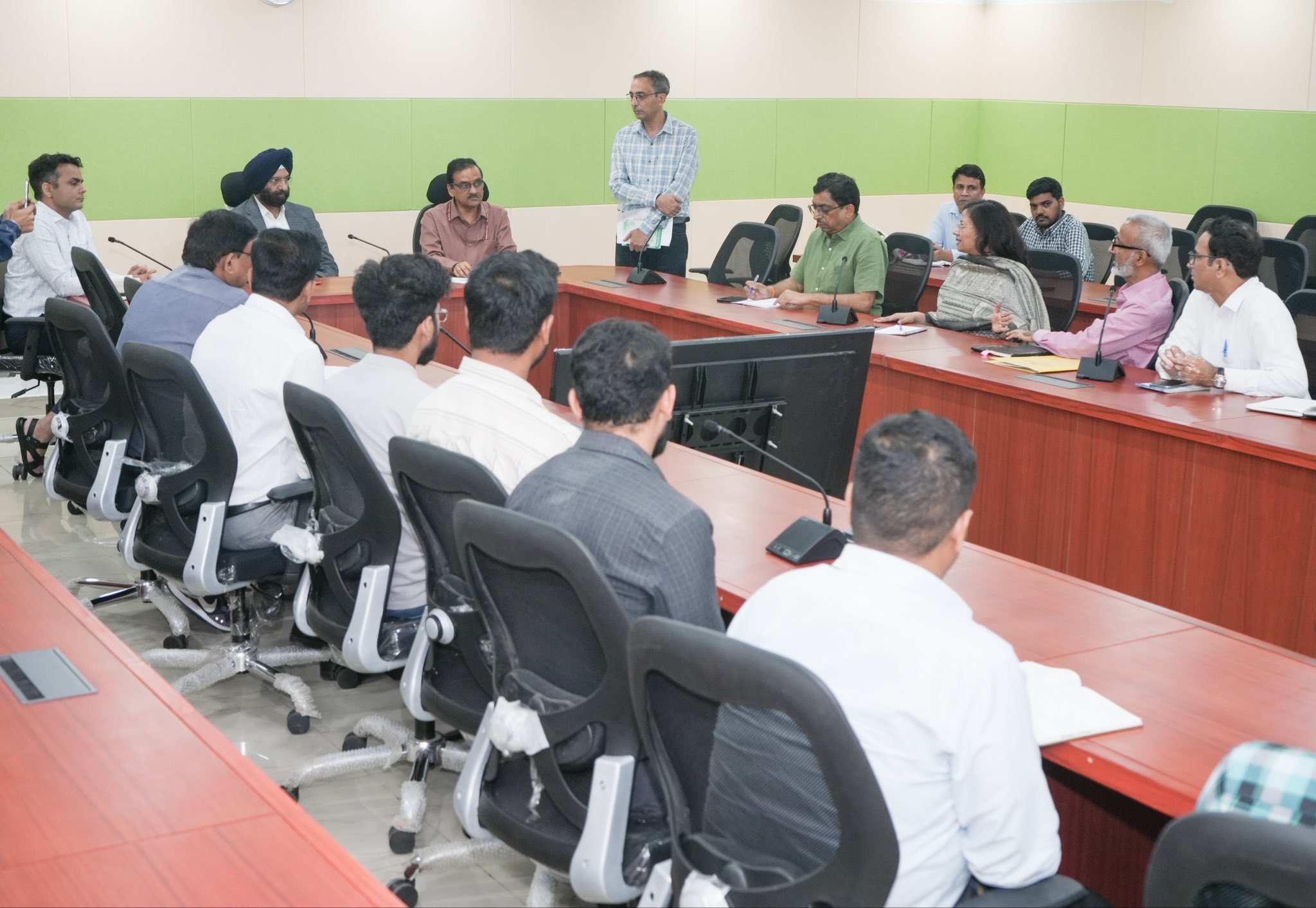 दिल्‍ली पर्यावरण मंत्री मनजिंदर सिंह सिरसा ने  दिल्ली प्रदूषण नियंत्रण समिति के अधिकारियों के साथ  बैठक की