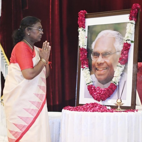 राष्ट्रपति द्रौपदी मुर्मू ने पूर्व राष्ट्रपति के.आर. नारायणन की जयंती पर उन्हें पुष्पांजलि अर्पित की