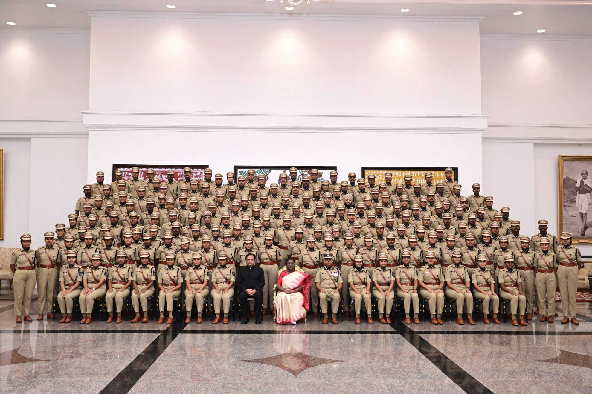 রাষ্ট্রপতি দ্রৌপদী মুর্মু আজ রাষ্ট্রপতি ভবন প্রাঙ্গনে ছট পুজোয় অংশ নেন