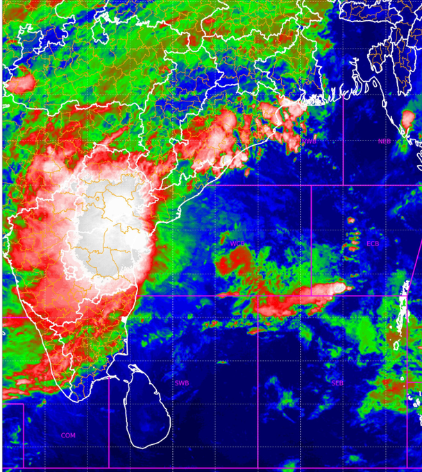 मोंथा वादळ पूर्व किनाऱ्यावर धडकलं, वादळाच्या प्रभावामुळे अनेक राज्यांमधे मुसळधार पाऊस