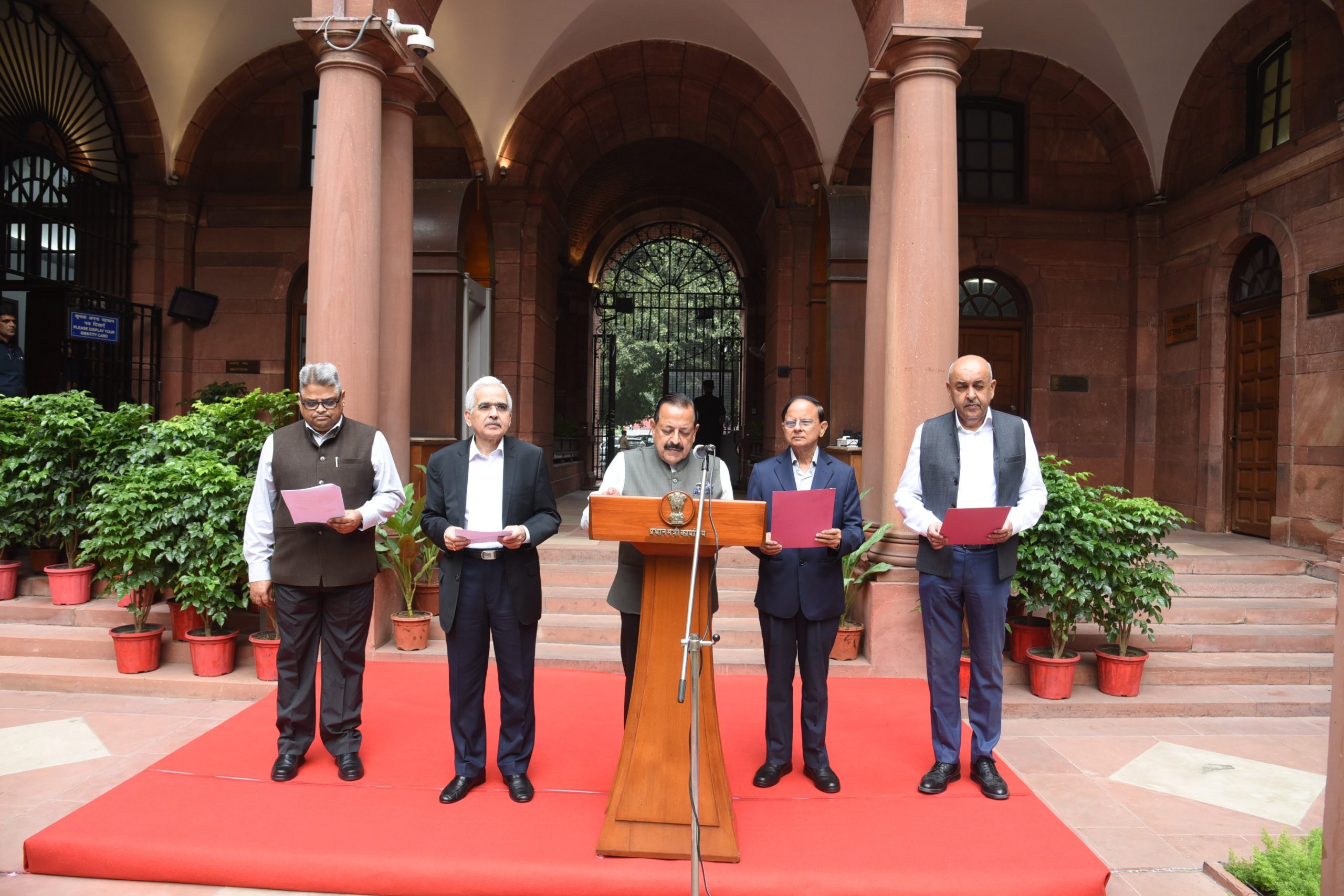 प्रधानमंत्री कार्यालय में राज्‍य मंत्री डॉ जितेन्‍द्र सिंह ने एकता की शपथ दिलाई