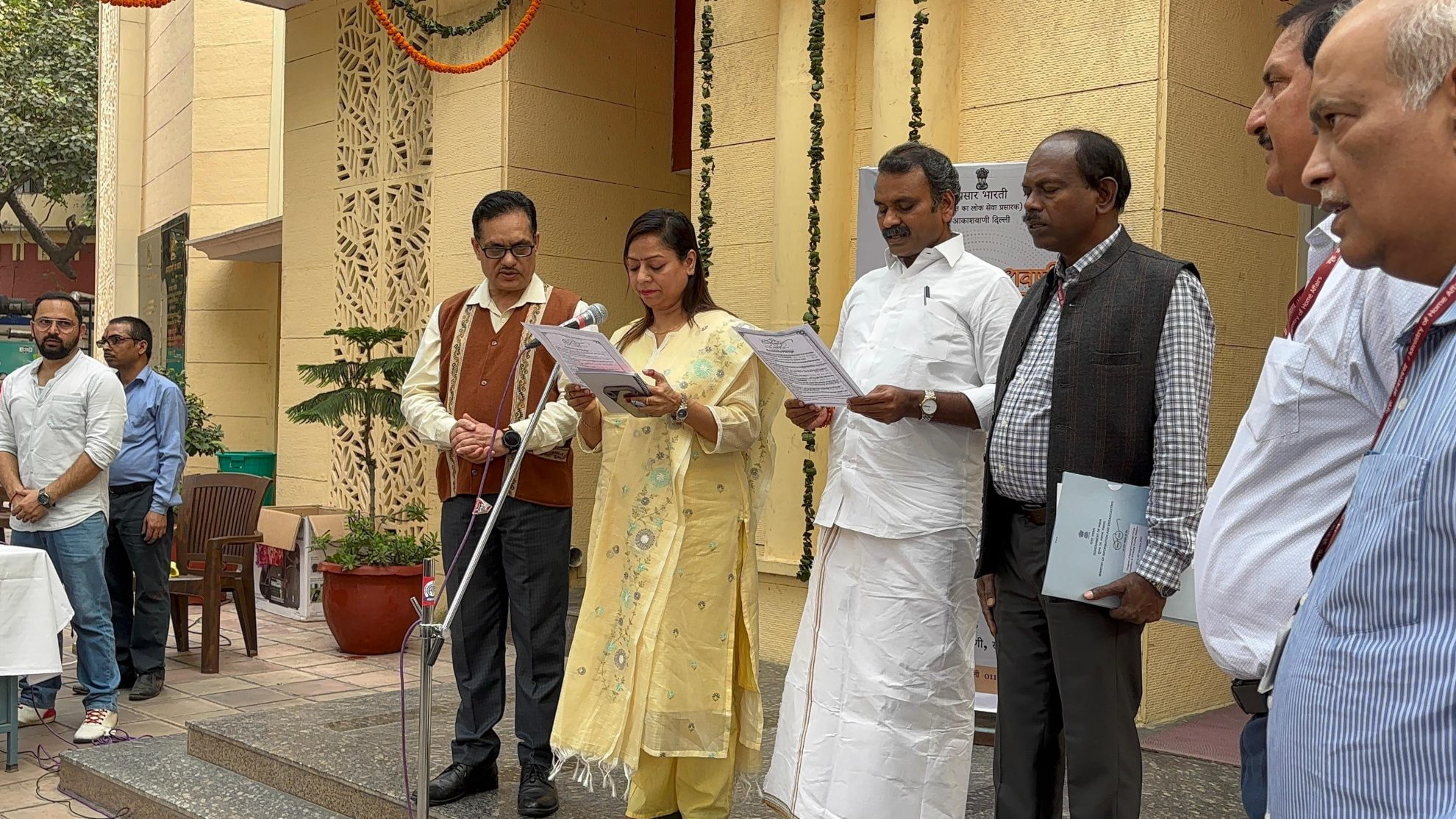 आकाशवाणी भवन इथं राज्यमंत्री एल. मुरुगन यांनी घेतली स्वच्छता प्रतिज्ञा