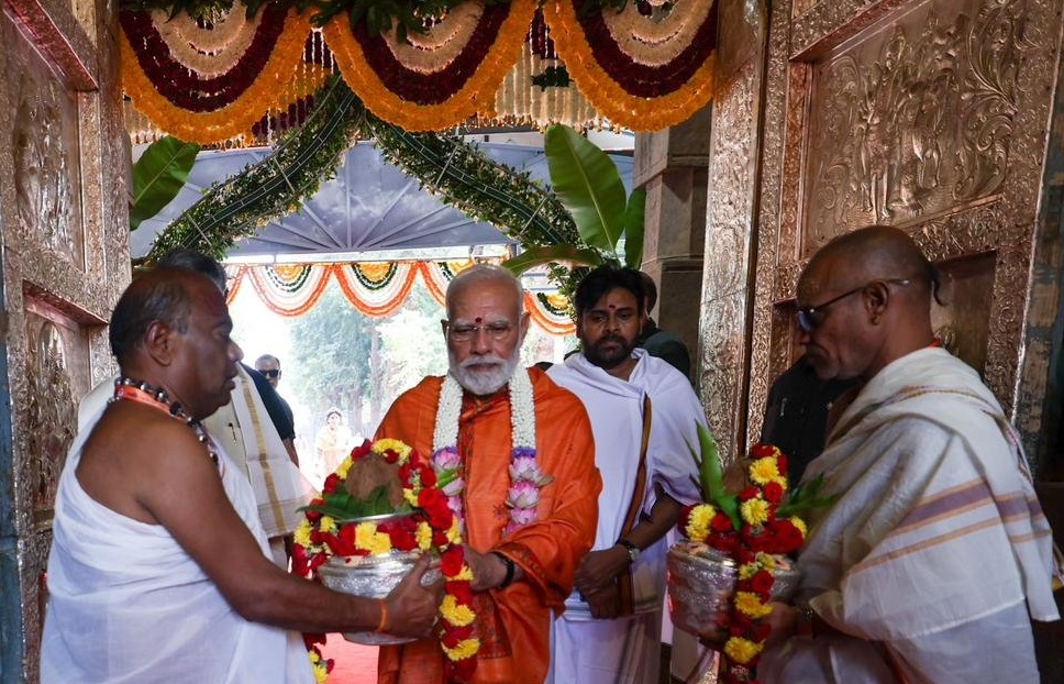 प्रधानमंत्र्यांनी आंध्रप्रदेशातील छत्रपती शिवाजी महाराजांच्या मूर्तीला केलं अभिवादन