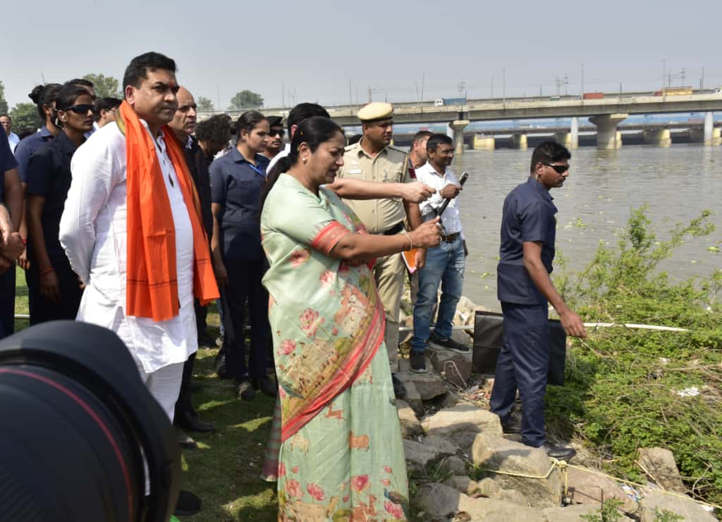दिल्ली की मुख्यमंत्री रेखा गुप्ता ने कालिंदी कुंज में यमुना नदी की स्वच्छता कार्यों का निरीक्षण किया