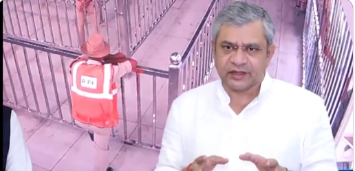 रेल मंत्री अश्विनी वैष्णव ने नई दिल्ली में रेल भवन के वॉर रूम से विशेष रेलगाड़ियों की स्थिति की समीक्षा की