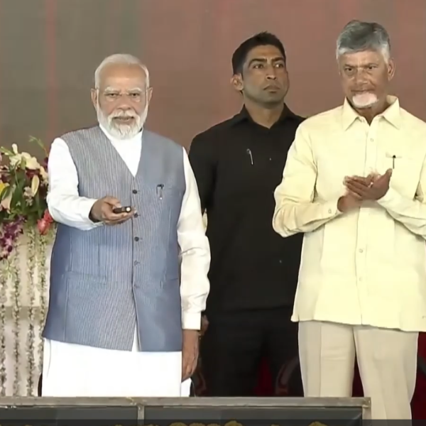 প্রধানমন্ত্রী নরেন্দ্র মোদী আজ অন্ধ্রপ্রদেশের কূর্নুলে ১৩ হাজার ৪শো৩০ কোটি টাকার অধিক মূল্যের একাধিক উন্নয়নমূলক প্রকল্পের উদ্বোধন, শিলান্যাস এবং জাতির উদ্দেশ্যে উতসর্গ করেছেন