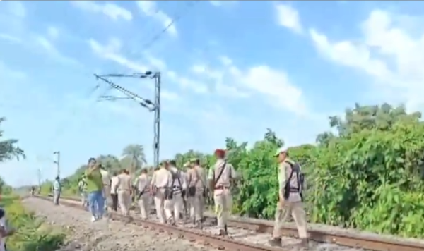 آج صبح سویرے نارتھ ایسٹ فرنٹیئر ریلوے کے Alipurduar ڈویژن میں کوکرا جھار اور Salakati اسٹیشنوں کے درمیان ریل کی پٹریوں کے ایک حصے پر مشتبہ دھماکے سے پٹریوں کو نقصان پہنچا