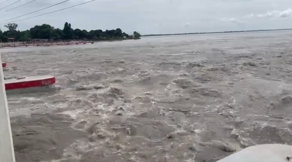 বিহারে লাগাতার বৃষ্টিপাত এবং কোসি ও মহানন্দা সহ প্রধান নদীগুলির জলস্তর বৃদ্ধির কারণে বন্যার মতো পরিস্থিতি তৈরি হয়েছে