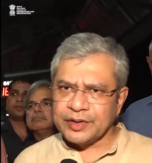 রেলমন্ত্রী অশ্বিনী বৈষ্ণো বলেছেন, দীপাবলি ও ছটের মতো উৎসবের মরশুমে অতিরিক্ত যাত্রী ভিড় সামাল দিতে আগামী দিনে আরও ৭ হাজার ৮০০ টি বিশেষ ট্রেন চালানো হবে।