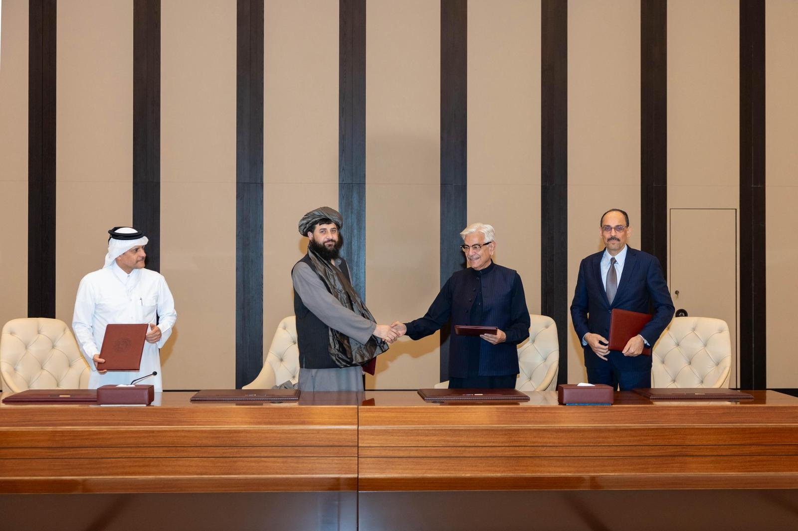 افغانستان اور پاکستان نے سرحد پر جاری کئی دن کی بھیانک جنگ کے بعد فوری طور پر جنگ بندی سے اتفاق کیا ہے۔