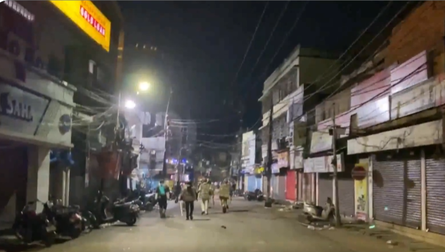ওড়িশার কটকে দুর্গা পূজার বিসর্জন শোভাযাত্রাকে ঘিরে হিংসাত্মক সংঘর্ষে জারি হয়েছে কারফিউ।