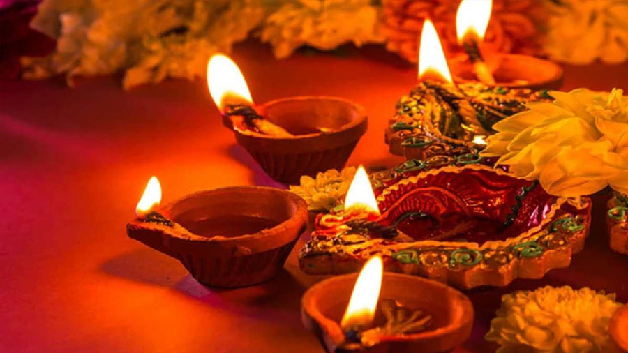 সুৰক্ষিত, দায়িত্বসহকাৰে আৰু পৰিৱেশ অনুকুল ব্যৱস্থাৰে দীপাৱলী উদযাপন কৰিবলৈ ৰাষ্ট্ৰপতি শ্ৰীমতী দ্রৌপদী মুর্মুৰ আহ্বান; উপ-ৰাষ্ট্ৰপতি, প্রধানমন্ত্ৰীৰ দেশবাসীক শুভেচ্ছা জ্ঞাপন