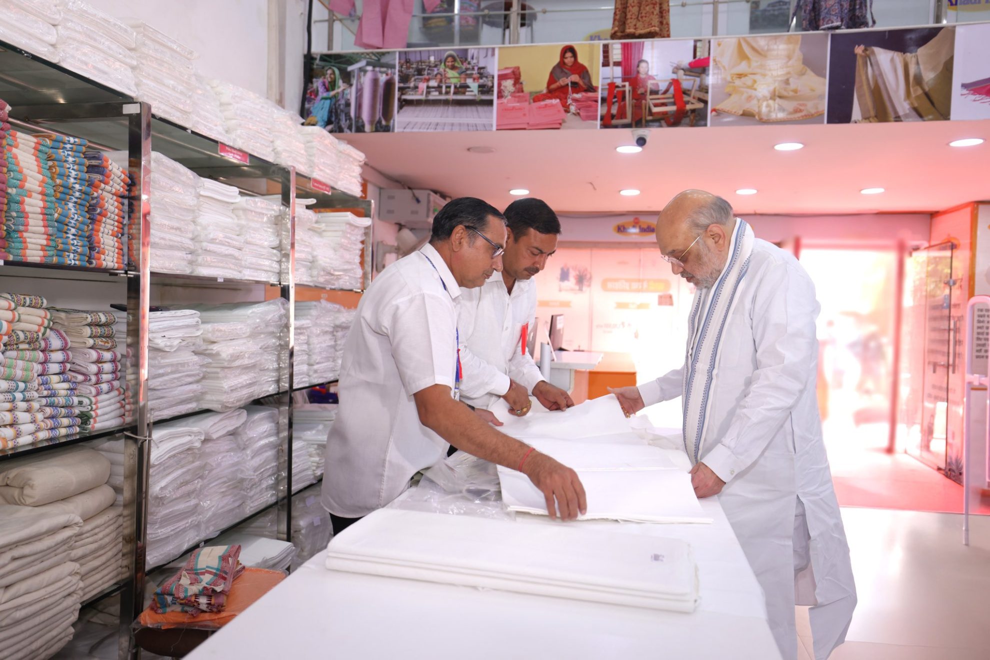 নতুন দিল্লীৰ খাদী গ্রামোদ্যোগ ভৱনত বিশেষ ৰেহাই মূল্যত সামগ্রী বিক্রী মেলা অনুষ্ঠিত