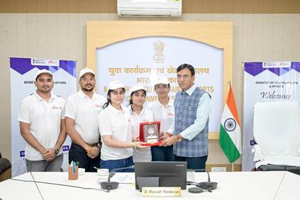 Mansukh Mandaviya welcomes MY Bharat National Flag Quiz winners back from Siachen