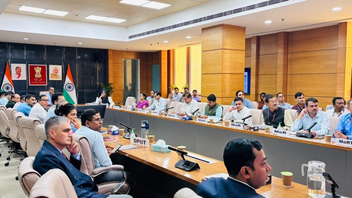 পি এম গতি শক্তির অধীনে নেটওয়ার্ক পরিকল্পনা গোষ্ঠীর শততম বৈঠকে আজ দেশের সড়ক, পরিবহণ ও মহাসড়ক ক্ষেত্রে পরিকাঠামো প্রকল্পগুলি পর্যালোচনা করা হয়।