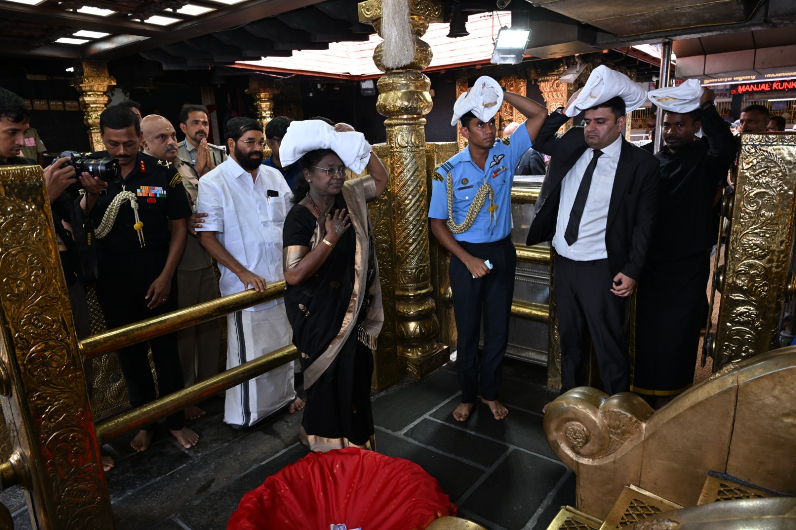 কেরালা সফররত রাষ্ট্রপতি দ্রৌপদী মুর্মু আজ শবরী মালা মন্দির দর্শন করে পুজো দিয়েছেন ।