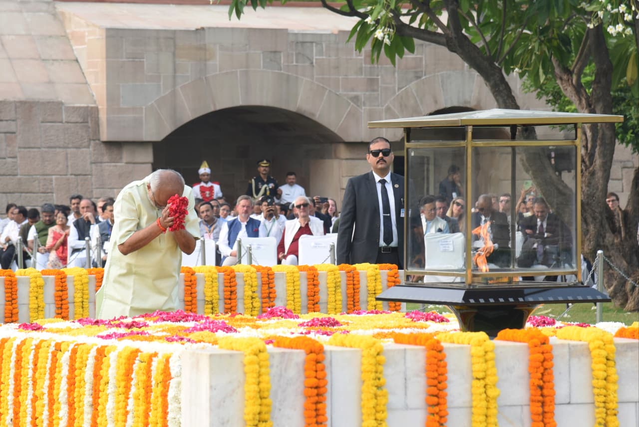 Vice President C.P. Radhakrishnan Pays Tribute to Mahatma Gandhi and Lal Bahadur Shastri