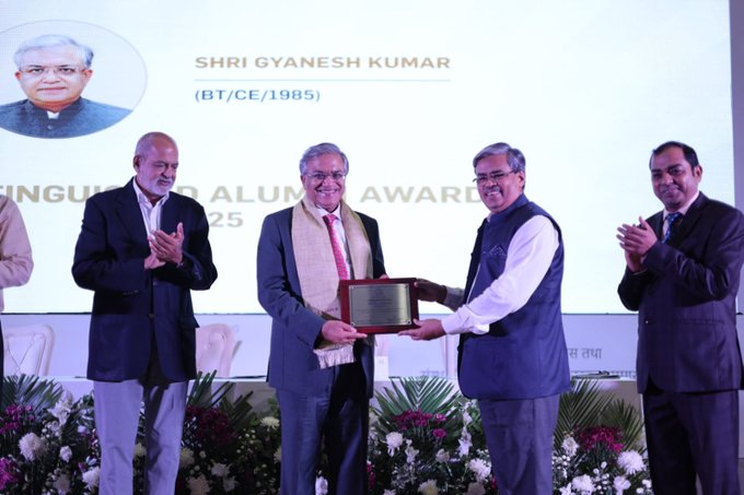 ইন্ডিয়ান ইনস্টিটিউট অফ টেকনোলজি-কানপুর আজ  মুখ্য নির্বাচন কমিশনার জ্ঞানেশ কুমারকে “বিশিষ্ট প্রাক্তন ছাত্র পুরস্কারে” সম্মানিত করে।