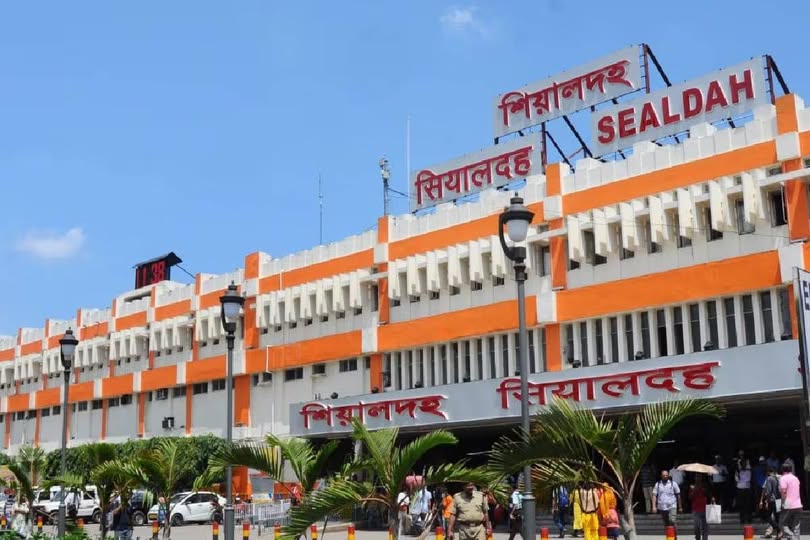 রক্ষণাবেক্ষণ কাজের জন্য আজ ( 26.11.25) রাত ১১ টা ৪৫ মিনিট থেকে আগামীকাল ( 27.11.25) ভোর রাত তিনটে ৩০ মিনিট পর্যন্ত মোট ২২৫ মিনিট শিয়ালদা ও বিধাননগর রোড স্টেশনের মধ্যে ১ নম্বর ব্রিজের ৫ নম্বর লাইনে ট্র্যাফিক ও পাওয়ার ব্লক থাকবে।