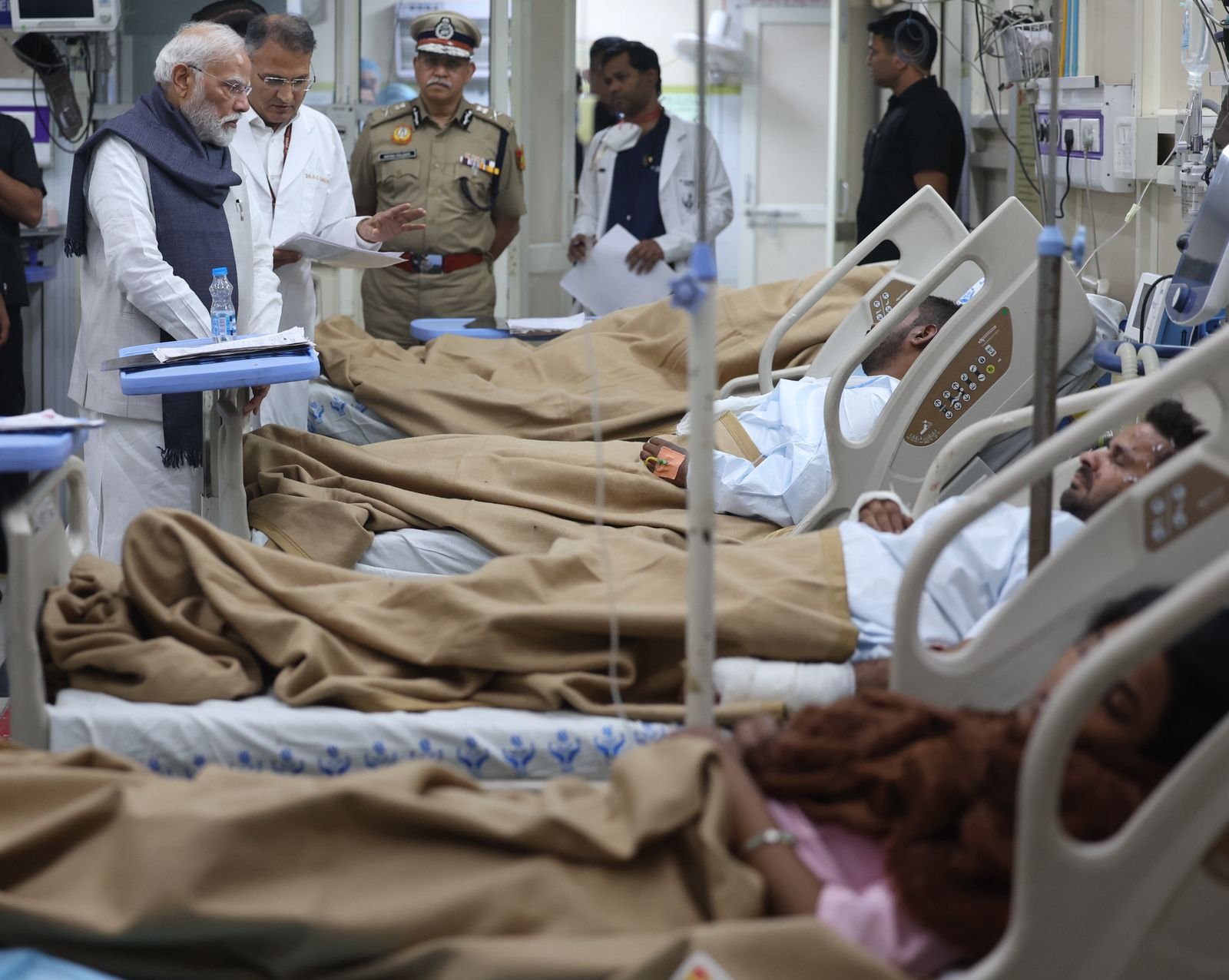 দিল্লীর লালকেল্লায় বিস্ফোরণের পর প্রধানমন্ত্রী নরেন্দ্র মোদী আজ লোকনায়ক জয়প্রকাশ নারায়ণ হাসপাতালে যান।