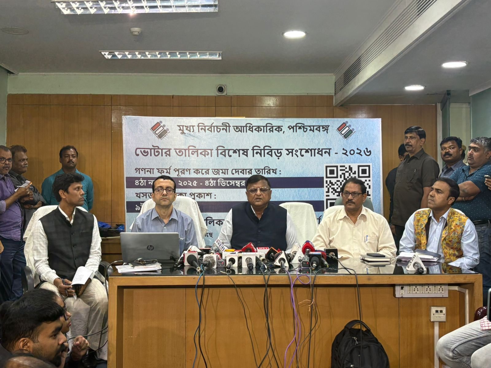 ভোটার তালিকার বিশেষ নিবিড় সংশোধনী-SIR প্রক্রিয়ায় এন্যুমারেশন ফর্ম পূরণ ও সংগ্রহের শেষ পর্বে  মুখ্য নির্বাচনী আধিকারিক মনোজ কুমার আগারওয়াল আজ জরুরি বৈঠক বসেন।