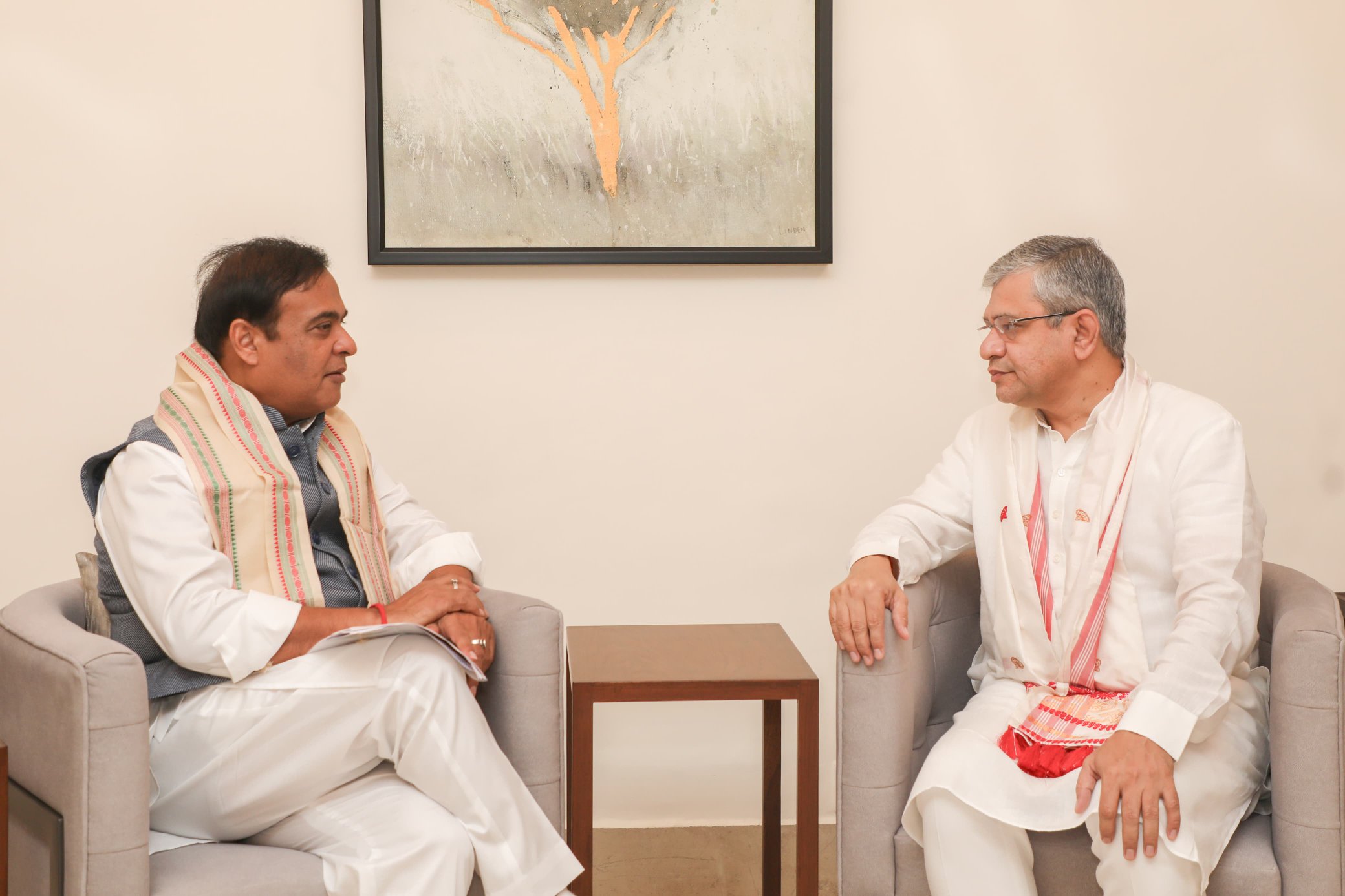 ৰে’ল মন্ত্ৰী অশ্বিনী বৈষ্ণৱৰ সৈতে মুখ্যমন্ত্রী ড০ হিমন্ত বিশ্ব শৰ্মাৰ কেইবাটাও বিষয় সন্দৰ্ভত আলোচনা