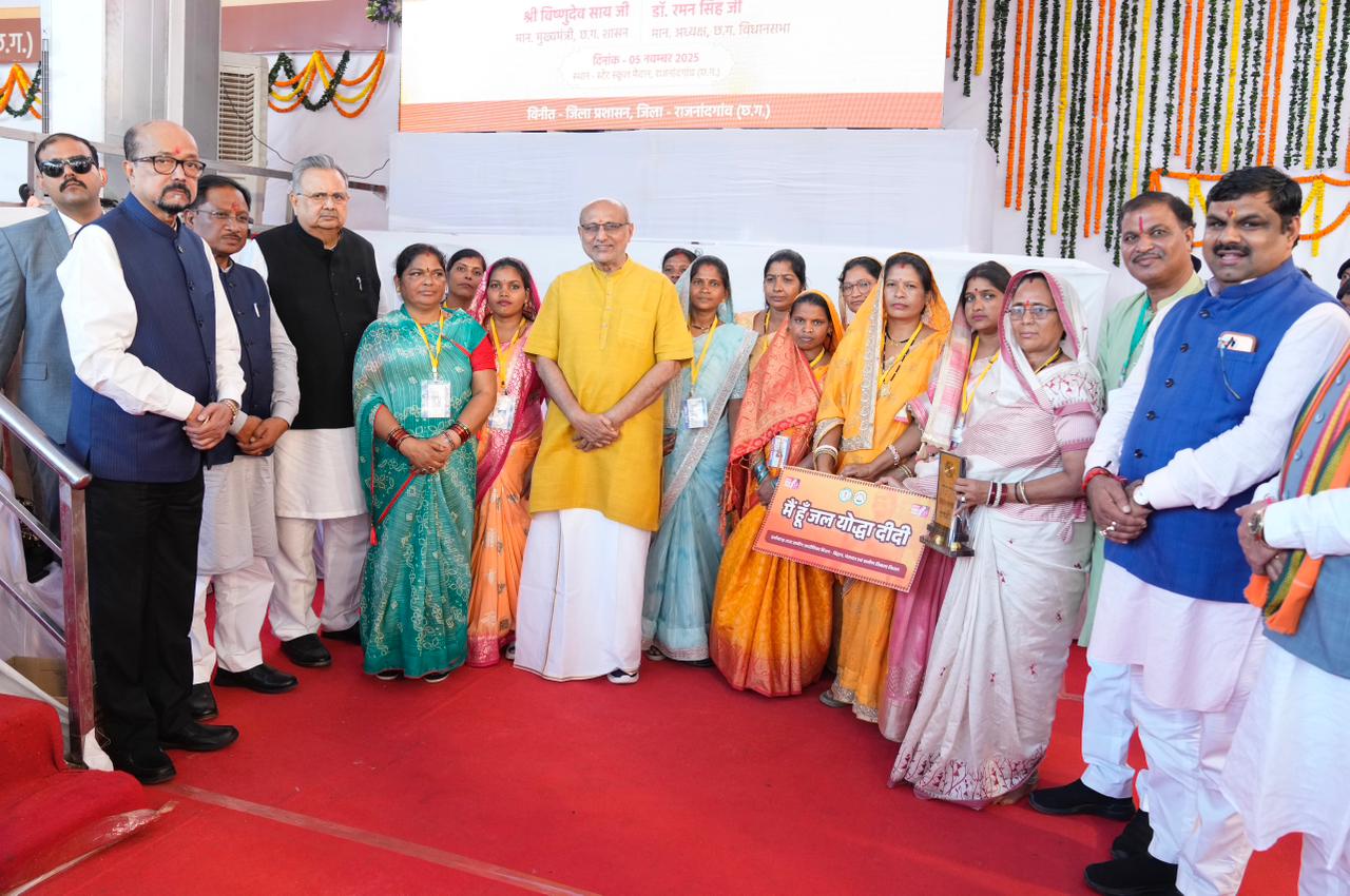 उपराष्‍ट्रपति सी पी राधाकृष्‍णन ने छत्‍तीसगढ़ के राजनांदगांव में लखपति दीदी सम्‍मेलन में हिस्‍सा लिया