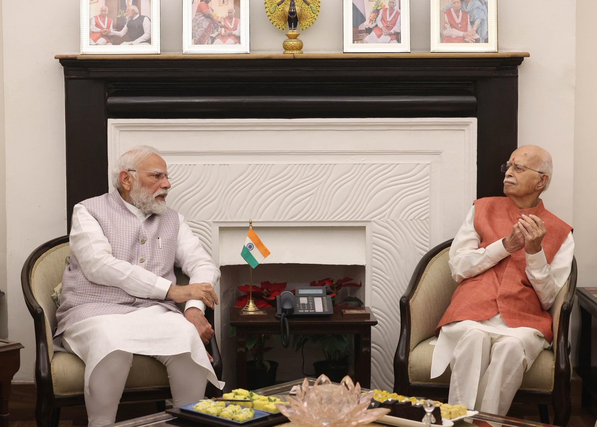 प्रधानमंत्री मोदी ने वरिष्ठ भाजपा नेता लालकृष्ण आडवाणी से मुलाकात कर उन्हें जन्मदिन की बधाई दी