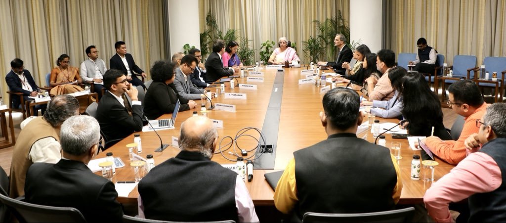 केंद्रीय अर्थमंत्र्यांची अर्थतज्ञांबरोबर यंदाची पहिली अर्थसंकल्पपूर्व बैठक