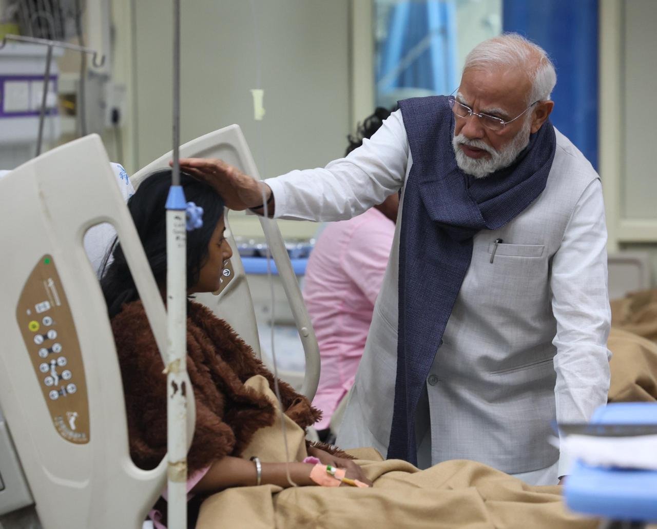 प्रधानमंत्री नरेन्‍द्र मोदी ने दिल्‍ली विस्‍फोट के घायलों से लोक नायक जयप्रकाश नारायण अस्पताल में मुलाकात की