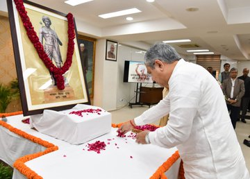 I&B Minister Ashwini Vaishnaw pays floral tributes to Bhagwan Birsa Munda in New Delhi