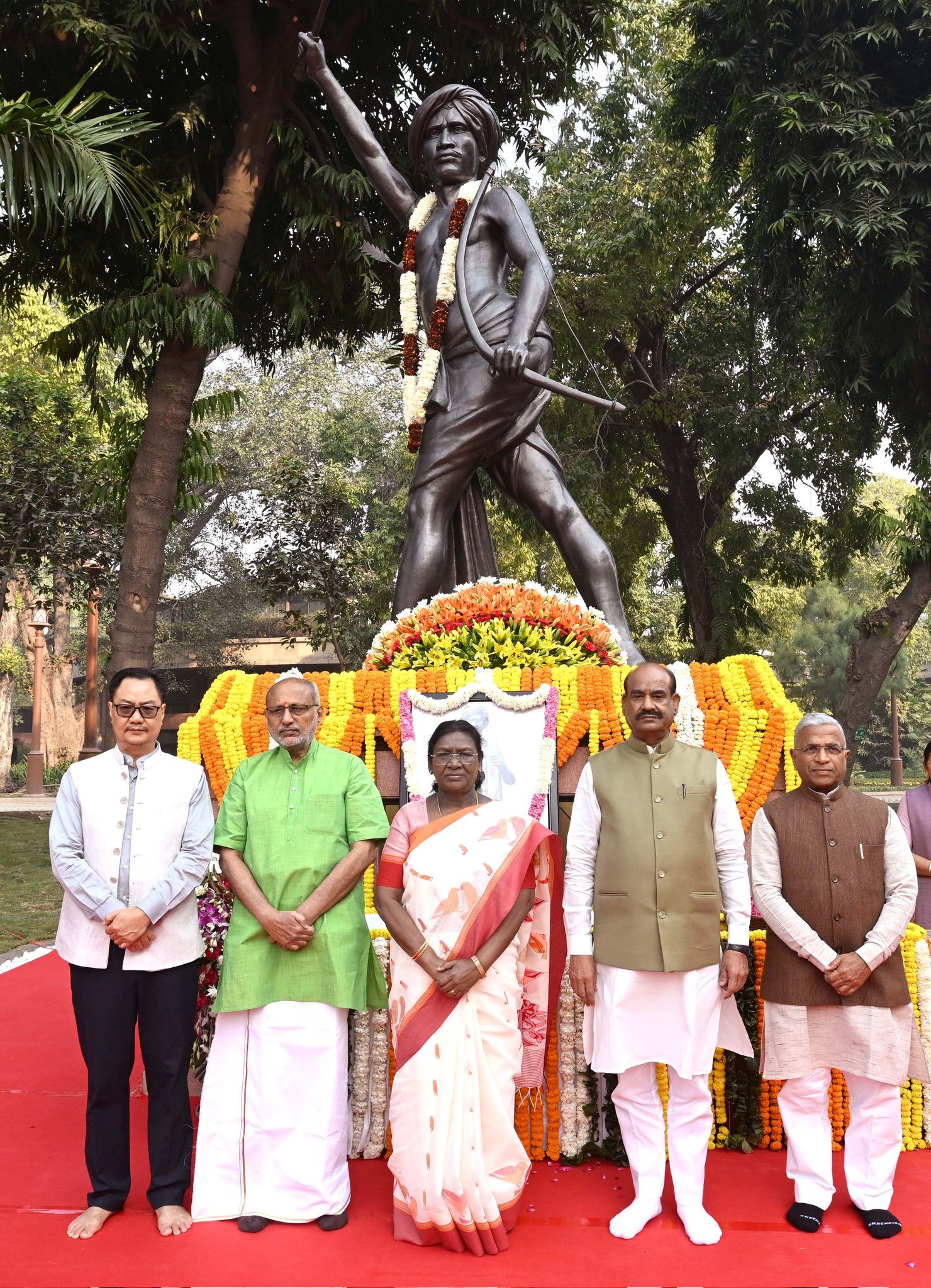 राष्ट्रपति मुर्मु, उपराष्ट्रपति और लोकसभा अध्यक्ष ने भगवान बिरसा मुंडा की 150वीं जयंती पर अर्पित की पुष्पांजलि