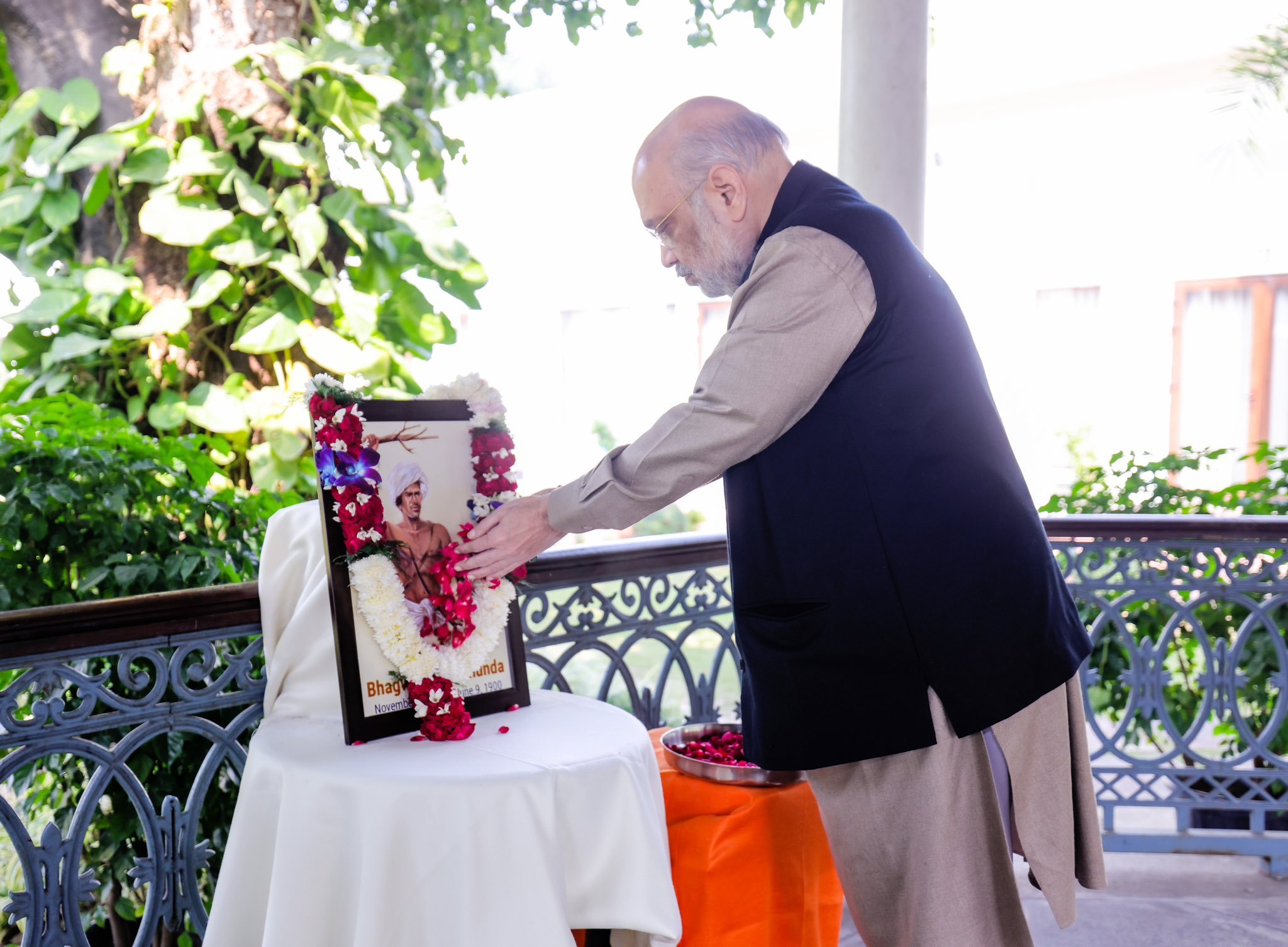 गृहमंत्री अमित शाह ने भगवान बिरसा मुंडा की जयंती पर पुष्पांजलि अर्पित की