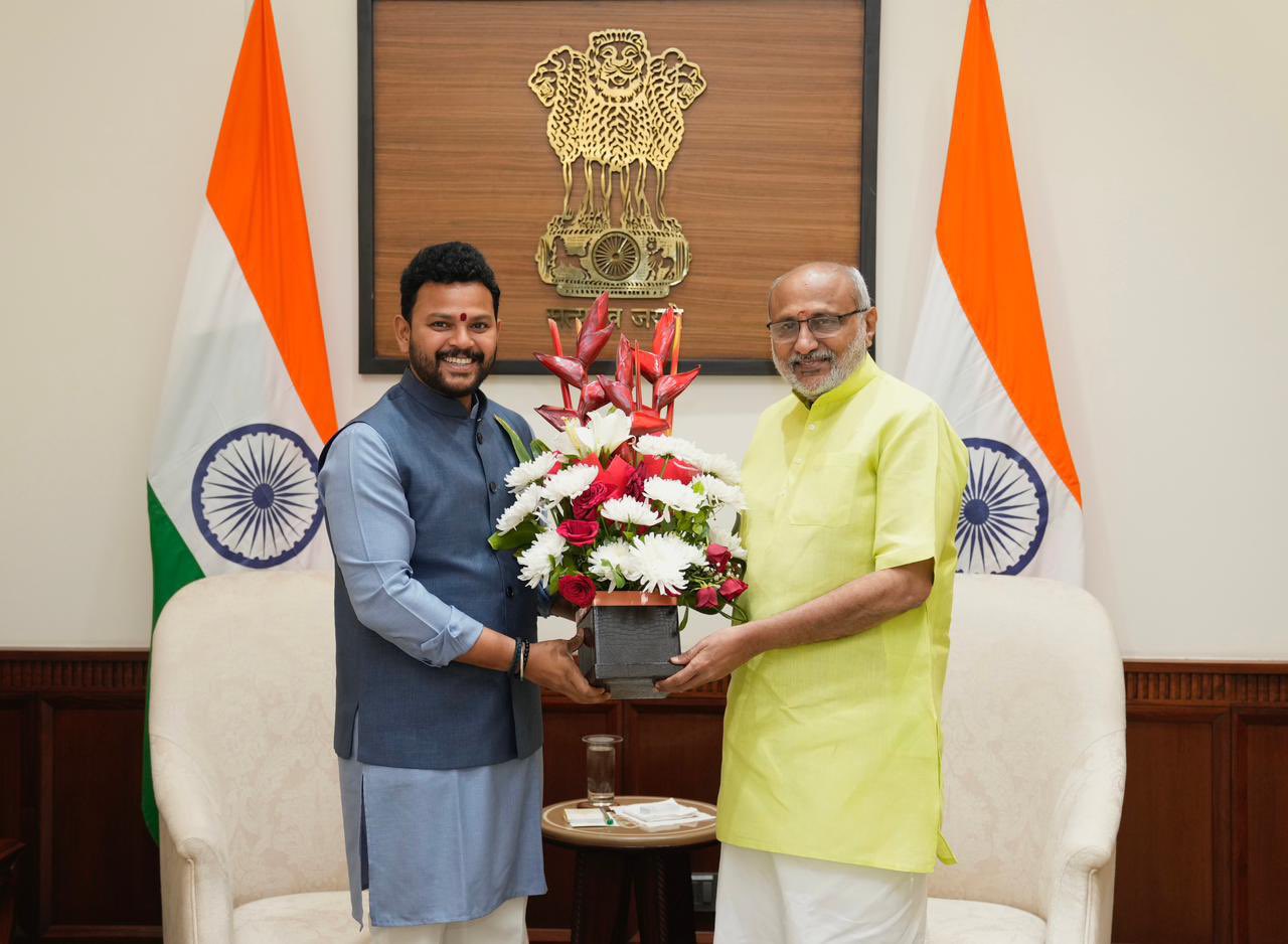 नागरिक विमानन मंत्री किंजरापु राममोहन नायडू ने उपराष्ट्रपति से मुलाकात की