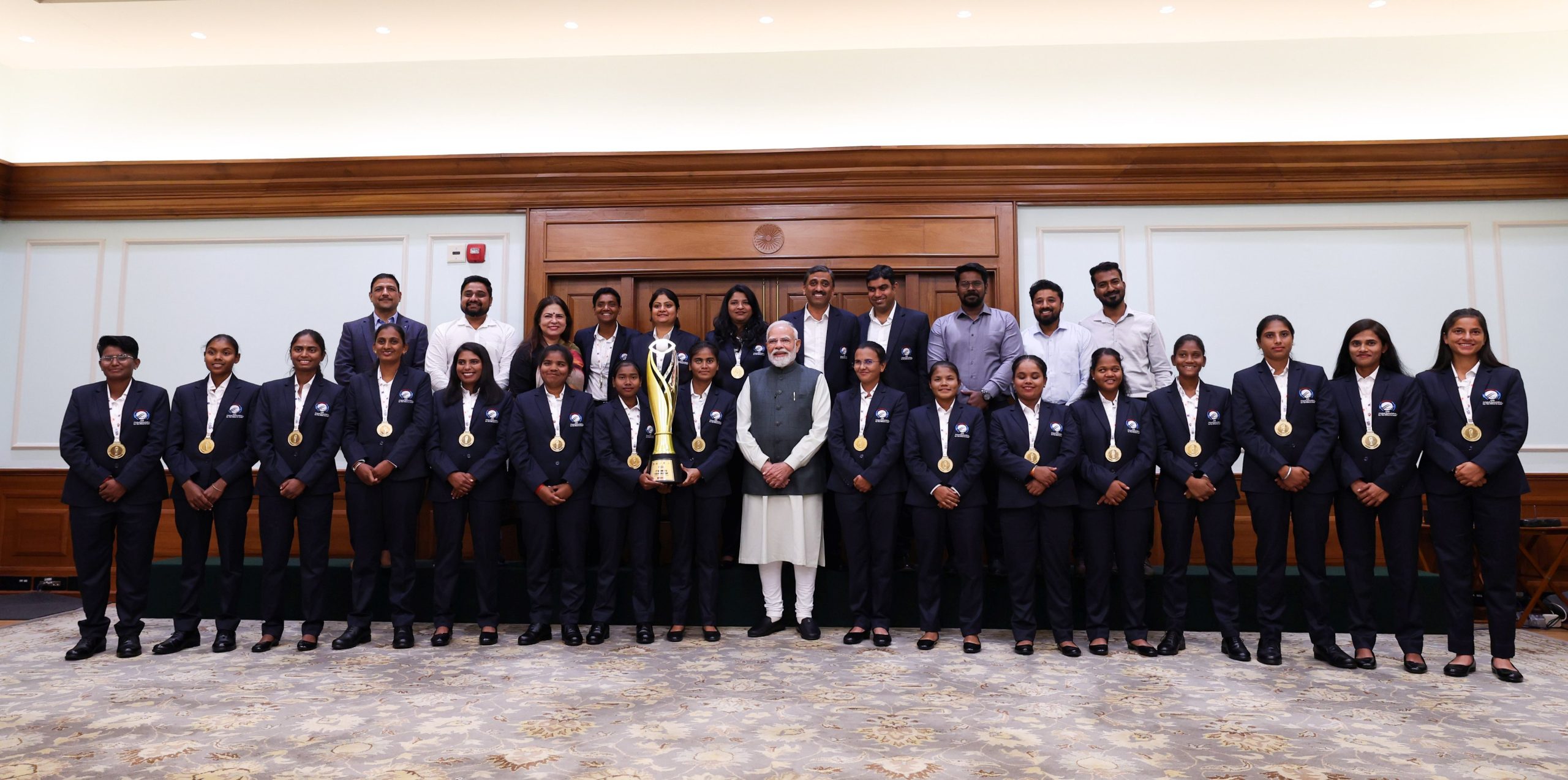 प्रधानमंत्री नरेन्द्र मोदी ने टी-20 क्रिकेट विश्व कप विजेता महिला दृष्टिबाधित टीम से की मुलाकात