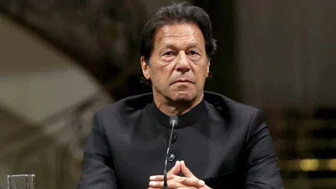 پاکستان کے سابق وزیراعظم عمران خان کے بارے میں جو اس وقت قید میں ہیں، قیاس آرائیاں تیز ہوگئی ہیں، کیونکہ اُن کے کنبے اور پارٹی نے، اُن تک فوری رسائی کا مطالبہ کیا ہے