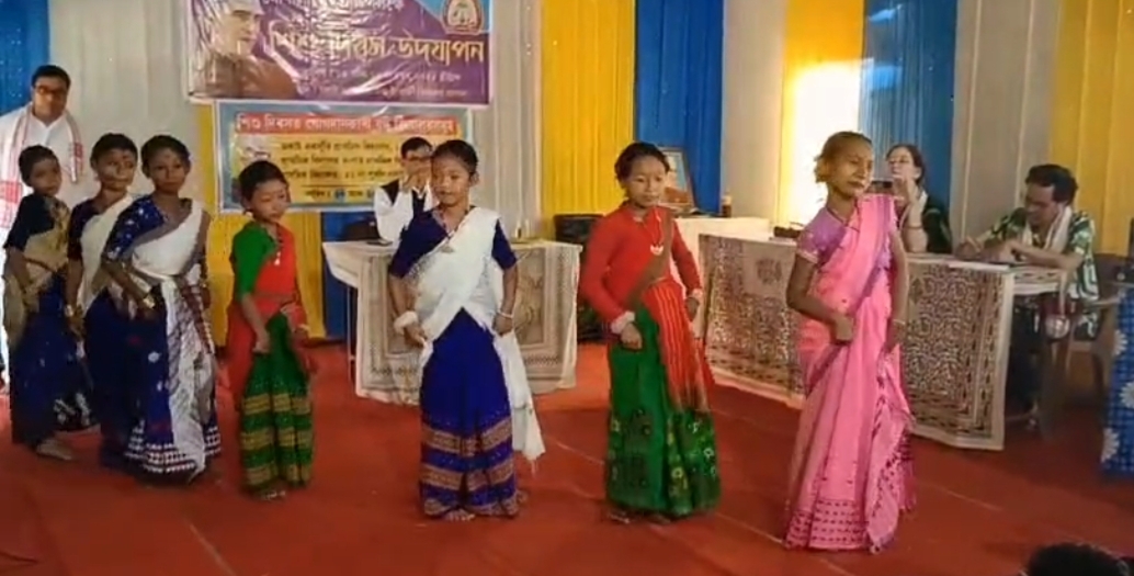 দেশৰ প্ৰথমগৰাকী প্ৰধানমন্ত্ৰী পণ্ডিত জৱাহৰলাল নেহৰুৰ জন্মদিনটো শিশু দিৱস হিচাপে পালন