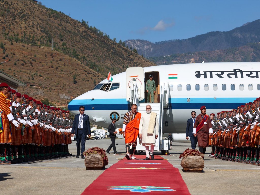 दो दिवसीय यात्रा पर भूटान पहुंचे प्रधानमंत्री मोदी, चौथे नरेश की 70वीं जयंती समारोह में होंगे शामिल