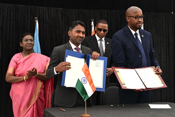राष्ट्रपति द्रौपदी मुर्मु ने आज गैबोरोन में बोत्सवाना के राष्ट्रपति डूमा बोको के साथ द्विपक्षीय वार्ता की