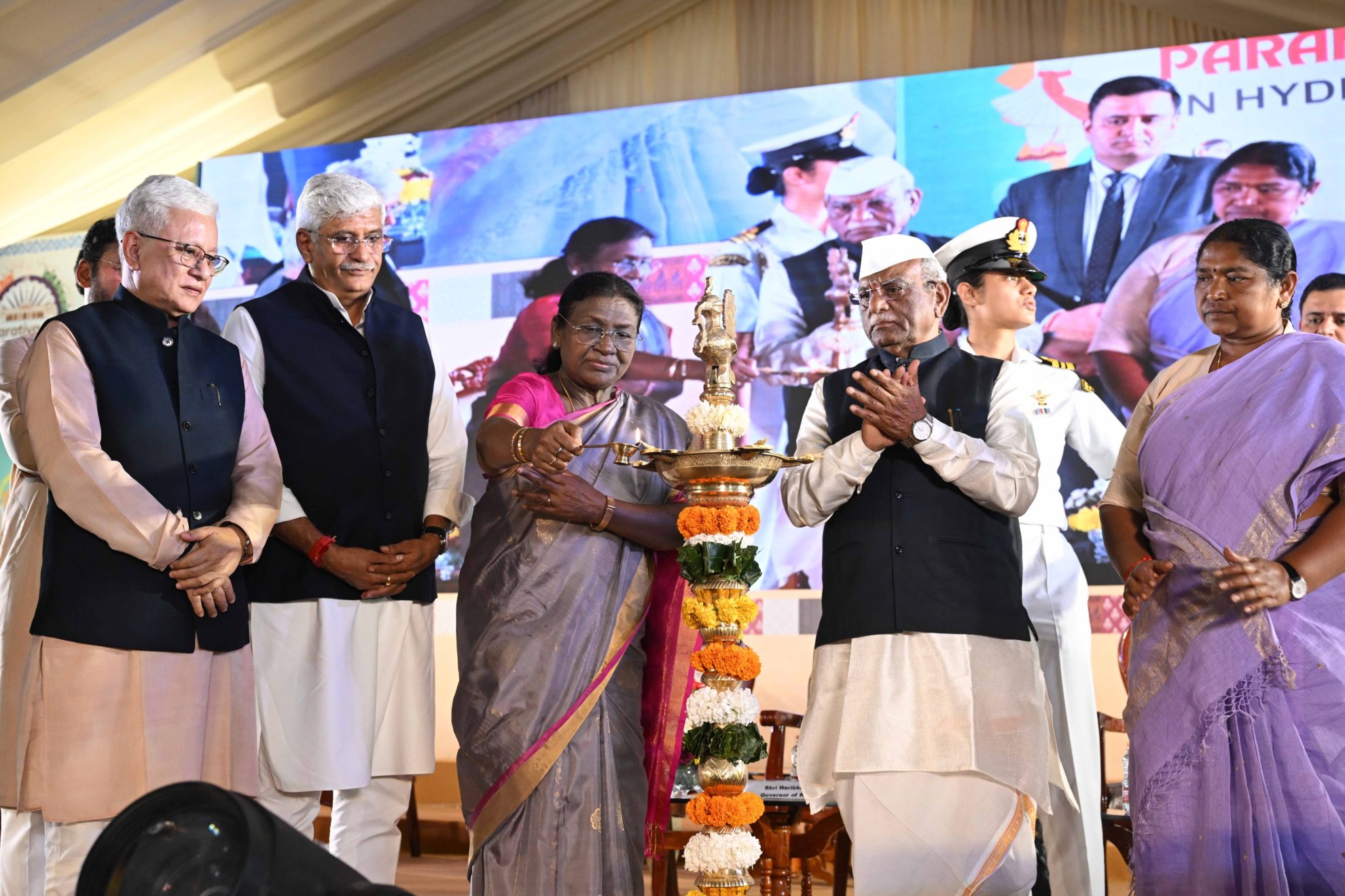 রাষ্ট্রপতি দ্রৌপদী মুর্মু সেকেন্দ্রাবাদের বোল্লারামের রাষ্ট্রপতি নিলয়ে আজ ভারতীয় কলা মহোৎসবের দ্বিতীয় সংস্করণের সূচনা করেন।