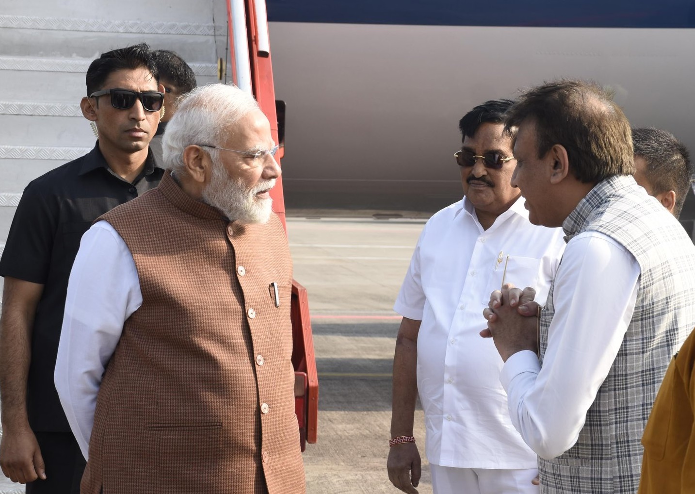 প্রধানমন্ত্রী নরেন্দ্র মোদী গুজরাত সফরে মুম্বাই আমেদাবাদ উচ্চ গতি সম্পন্ন রেল করিডোরের অধীনে নির্মীয়মান সুরাত স্টেশন পরিদর্শন করেছেন