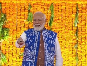 प्रधानमंत्री नरेन्‍द्र मोदी ने भगवान बिरसा मुंडा की 150वीं जयंती पर गुजरात में 9700 करोड़ रुपये से अधिक लागत की विकास परियोजनाओं का उद्घाटन और शिलान्यास किया
