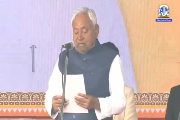 জে ডি ইউৰ মুৰব্বী নীতিশ কুমাৰে দশমবাৰৰ বাবে বিহাৰৰ মুখ্যমন্ত্ৰী হিচাপে শপত গ্ৰহণ