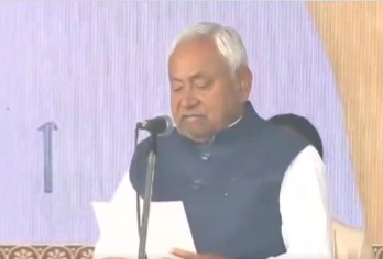 দশম বাৰৰ বাবে বিহাৰৰ মুখ্যমন্ত্ৰী হিচাপে নীতিশ কুমাৰৰ শপত গ্রহণ