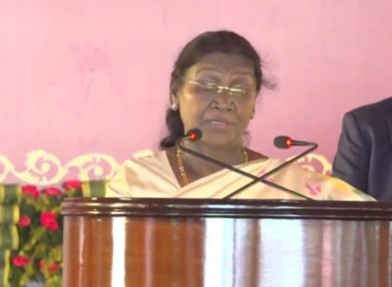 রাষ্ট্রপতি দ্রৌপদী মুর্মু বলেছেন যে সরকার সমাজকে আরও অন্তর্ভুক্তিমূলক, শান্তিপূর্ণ, সুস্থ এবং মূল্যবোধ-ভিত্তিক করে তোলার জন্য বেশ কয়েকটি গুরুত্বপূর্ণ পদক্ষেপ নিচ্ছে