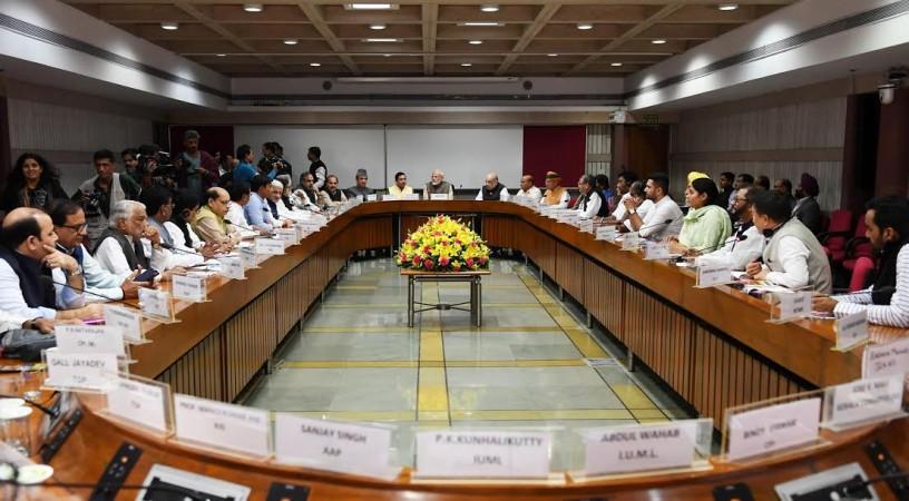 সংসদের শীতকালীন অধিবেশনের আগে আগামী রবিবার ৩০ শে নভেম্বর সরকার এক সর্বদলীয় বৈঠক আহ্বান করেছে।